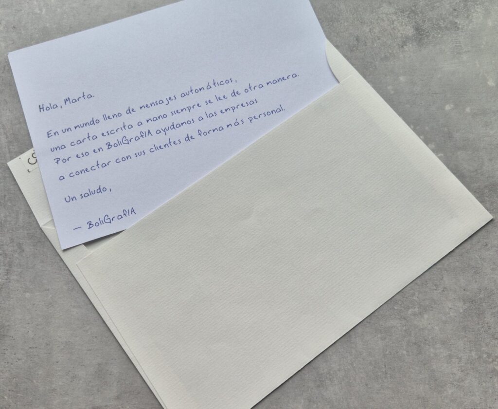 Carta A5 sin doblar con mensaje manuscrito para campaña de mailing manuscrito para empresas