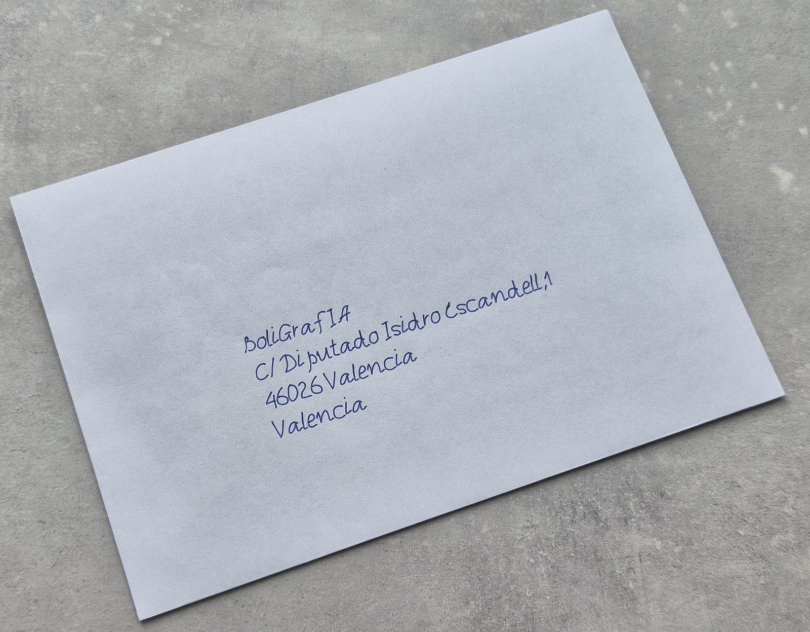 Sobre con dirección manuscrita para campaña de mailing manuscrito para empresas