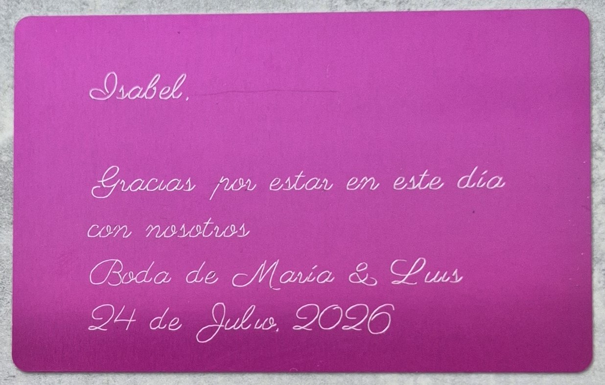 tarjeta de aluminio manuscrita con bolígrafo real